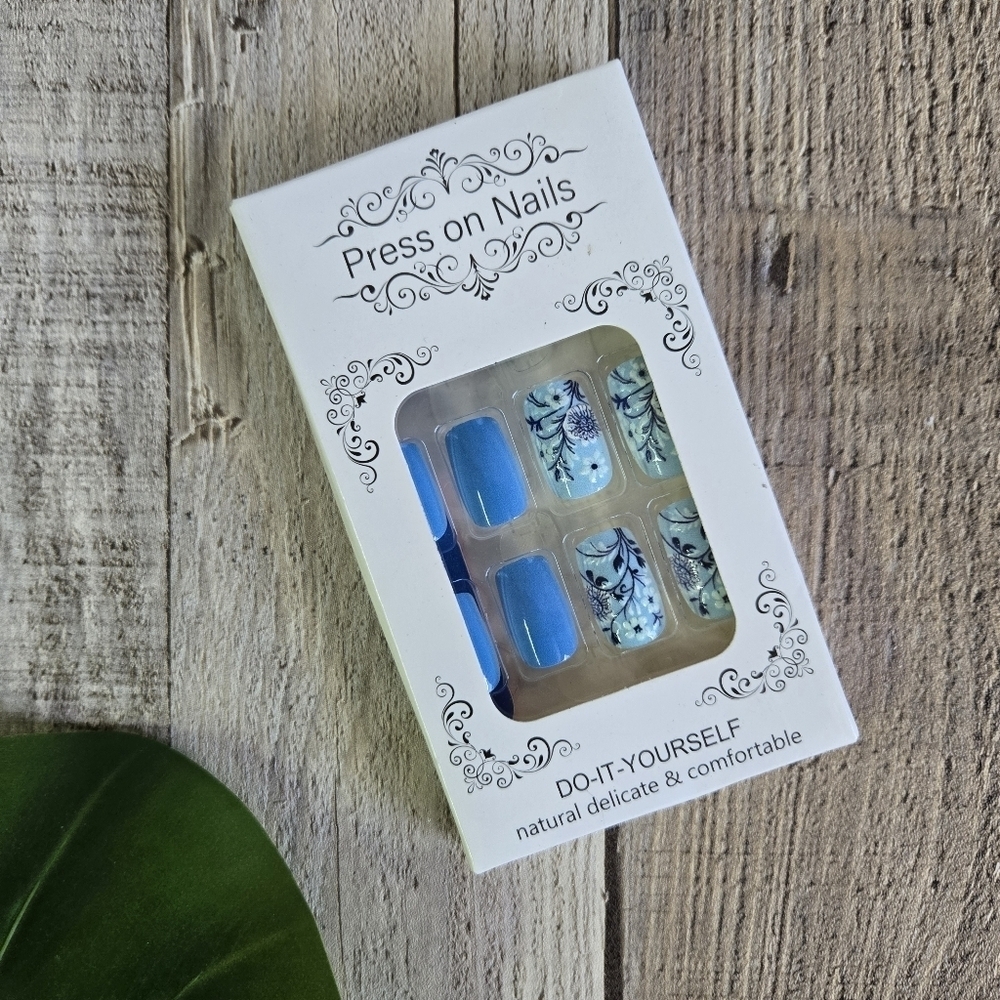 Blue & White Floral Pribt Press-on Nails